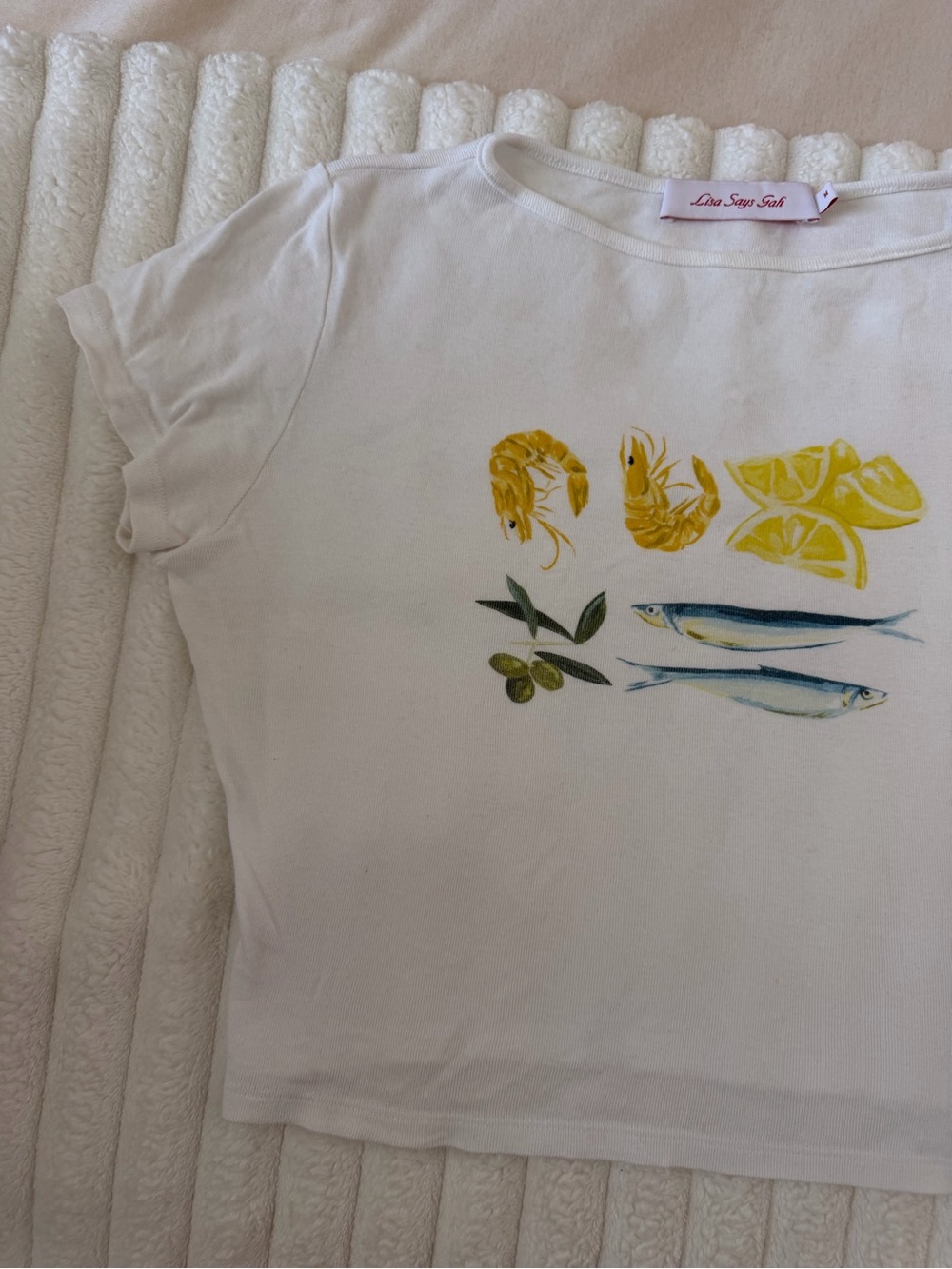 Lisa Says Gah White Short-Sleeve Tee with Yellow Lemon & Blue Fish Graphic - Picture 2 of 7
